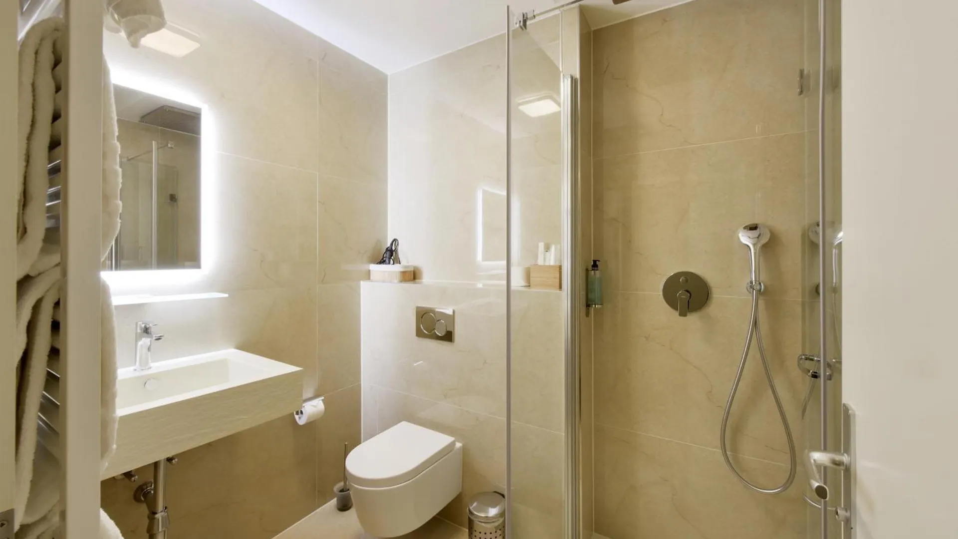 ***  ז'נבה Hotel Rousseau שוויץ